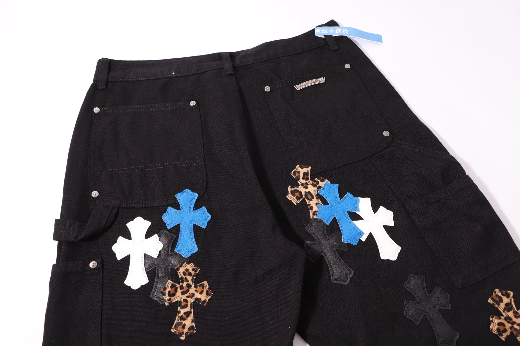P260 Style number: H33 Croxin & 𝐂𝐡𝐫𝐨𝐦𝐞 𝐇𝐞𝐚𝐫𝐭 ss25 black white and blue leopard print leather denim workwear logging pants. Styles with different washed textures are very friendly to people with thin legs. The slightly flared version perfectly modifies the leg shape. The timeless and moderate length makes it easy to match and match. It is the basis for various styles and is a must-have in your wardrobe! The fabric is stiff but also makes the upper body soft without losing texture. The washing process is even more perfect. It is a must-have item for everyone! ! ! Washed wheat, hang tag, pants label, three labels complete Color: black Size: 28-30-32-34-36